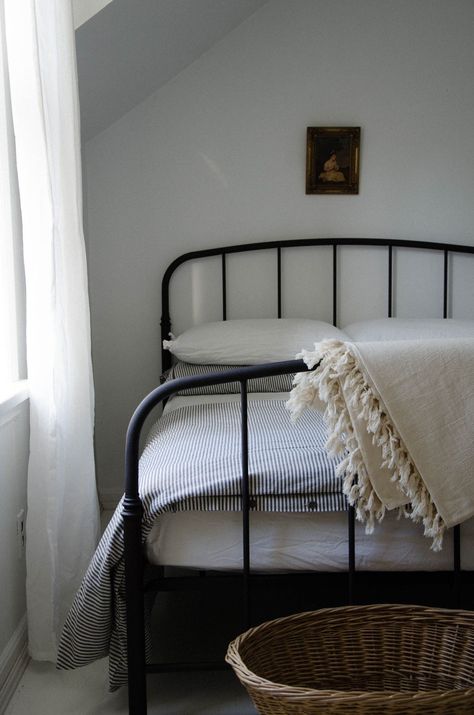 Simple Farmhouse Bedroom, Black Iron Beds, Minimalist Dekor, Black Metal Bed, Black Bed, Striped Duvet, European Home Decor, White Sheets, Iron Bed