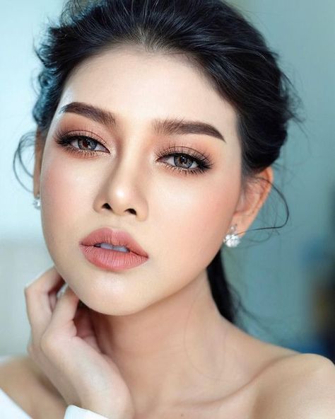 We've gone ahead and rounded up six of our favorite face powders: They all have gorgeous finishes and help keep your makeup in place all day long. #weddingbeauty #wedding #beauty Bridal Makeup For Brown Eyes, Makeup Asia, Romantic Wedding Makeup, Wedding Makeup Vintage, Pale Skin Makeup, Makeup Cantik, Pale Makeup, Bentuk Alis, Wedding Hairstyles And Makeup