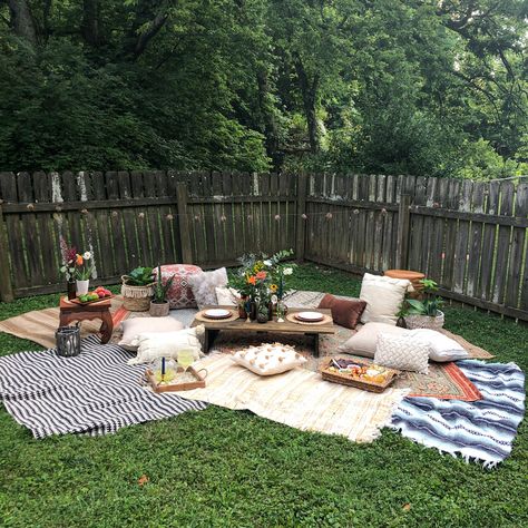 Picnic Barbeque Ideas, Elegant Picnic Decor, Boho Bonfire, Boujee Backyard, Bohemian Picnic Party, Backyard Picnic Ideas, Backyard Picnic Party, Birthday Outside, Big Picnic