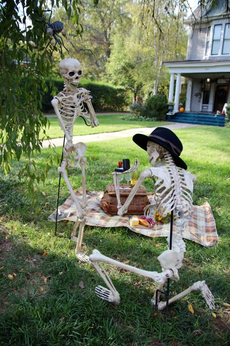 Front Yard Decor Ideas, Yard Decor Ideas, Outdoor Skeleton, Skeleton Ideas, Halloween Yard Displays, Funny Halloween Decorations, Scary Halloween Decorations Diy, Skulls And Bones, Front Yard Decor