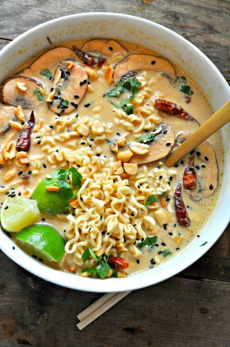 Vegan Spicy Thai Peanut Ramen - Rabbit and Wolves. This broth tastes like amazing peanut satay sauce and it is glorious! This is the one pot, super fast, totally comforting soup you need right now! Thai Peanut Ramen, Peanut Ramen, Rabbit And Wolves, Sandwich Vegetarian, Vegan Ramen, Thai Peanut, Spicy Thai, Ramen Recipes, Idee Pasto Sano