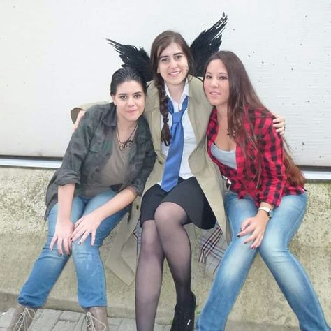 Fem Cas, Fem Sam and Fem Dean ! #GenderBender #Supernatural #Castiel Sam And Dean Costume, Castiel Halloween Costume, Female Castiel Cosplay, Supernatural Female Outfits, Female Dean Winchester, Dean Winchester Cosplay, Genderbent Dean Winchester, Supernatural Costume, Supernatural Halloween