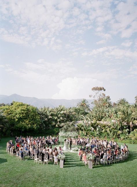 Circle Ceremony, Circular Ceremony, Wedding Ceremony Setup, Modern Wedding Favors, Modern Wedding Ceremony, Garden Weddings Ceremony, Charcoal Sketch, Ceremony Seating, Seaside Wedding