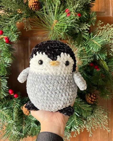 Crochet Plushies Penguin, Penguin Plushie Crochet, Crochet Plush Penguin, Crochet Plushies For Christmas, Cute Winter Crochet Ideas, Crochet Animals Christmas, Cute Crochet Christmas Ideas, Crochet Winter Amigurumi, Crochet Winter Plushies