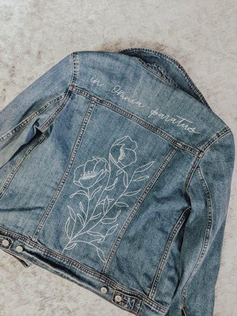 Customising Denim Jacket, Jean Jacket Customized Ideas, Design Jacket Ideas, Art On Jacket, Jeans Jacket Embroidery Ideas, Embroidery Jean Jacket Ideas, Jean Jacket Back Design, Jean Jacket Painting Ideas, Denim Embroidery Jacket