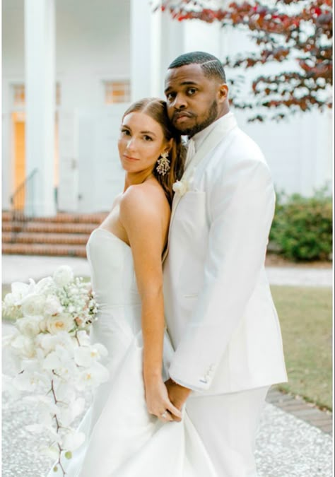 Bride And Groom Formal Poses, Wedding Photo Styles Photography, Bride And Groom Same Height, Wedding Photo Styles, Wedding Formal Photos, Wedding Poses For Bride, Formal Poses, Poses For Bride And Groom, Poses For Bride