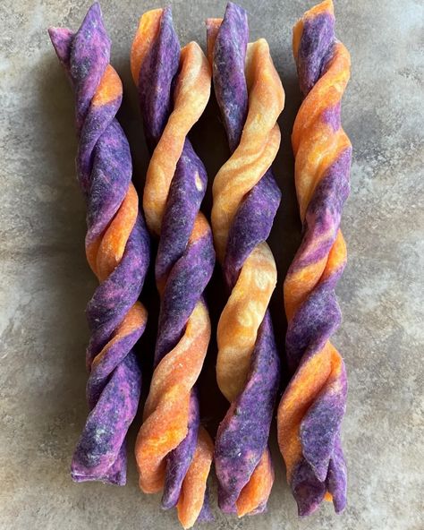 Blueberry & Carrot Twists for Dogs: A Vibrant and Healthy Treat - mydogrecipe Homemade Greenies For Dogs, Dog Treat Decorating Ideas, Carrot Dog Treats Recipes, Dog Treats Baked, Blueberry Dog Treat Recipe, Baby Treats, Halloween Dog Treats, Dog Treat Business, Pup Treats