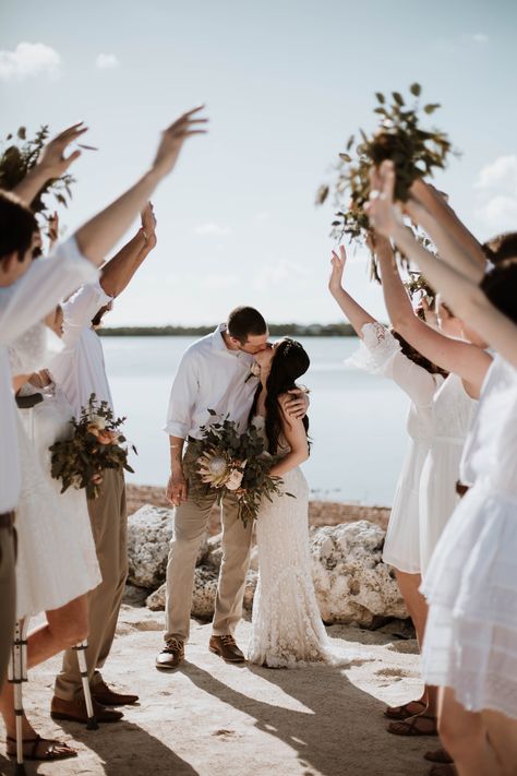 Beach Party Photography, Beach Wedding Family Photos Group Shots, Family Wedding Beach Photos, Beach Wedding Group Photos, Bridal Party Beach Photos, Wedding Party Beach Photos, Beach Wedding Photography Poses Picture Ideas Family Photos, Family Beach Wedding Pictures, Beach Wedding Party Photos