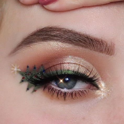 Christmas Graphic Liner Makeup, Christmas Tree Makeup Look, Christmas Tree Eyeliner, Christmas Tree Makeup, Mads Core, Senior Makeup, Tree Makeup, Christmas Eye Makeup, Body Details