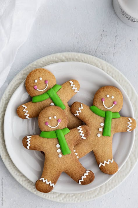 Gingerbread Santa Cookie, Plate Of Christmas Cookies, Gingerbread Men Ideas, Decorated Gingerbread Men Cookies, Gingerbread Cookies Ideas, Decorated Gingerbread Men, Gingerbread Man Ideas, Gingerbread Man Decor, Decorating Gingerbread Cookies