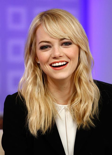 Emma Stone puts WHAT on her face?! She shares her #beauty confessions with Cosmo Emma Stone Hair, Layered Haircuts With Bangs, Bangs For Round Face, Easy Hairstyles For Medium Hair, Alicia Vikander, Long Layered Haircuts, Round Face Haircuts, Fringe Hairstyles, Short Hair Styles Easy