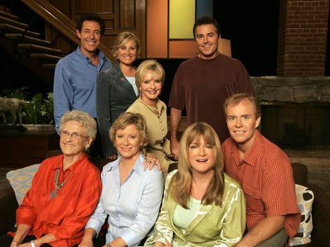 A 2004 photo, of the remaining cast members of the original Brady Bunch TV series. Clockwise from top left--Barry Williams--Gregory 'Greg' Brady, Maureen McCormick --Marcia Brady, Florence Henderson-- Carol Tyler-Martin-Brady, Christopher Knight--Peter Brady, Mike Lookinland--Robert 'Bobby' Brady, Susan Olsen--Cynthia 'Cindy' Brady, Eve Plumb -- Jan Brady, and Ann B. Davis--Alice Nelson. Ann B Davis, Eve Plumb, Robert Reed, Maureen Mccormick, Tv Moms, Malibu Home, Brady Bunch, The Brady Bunch, Group Pictures