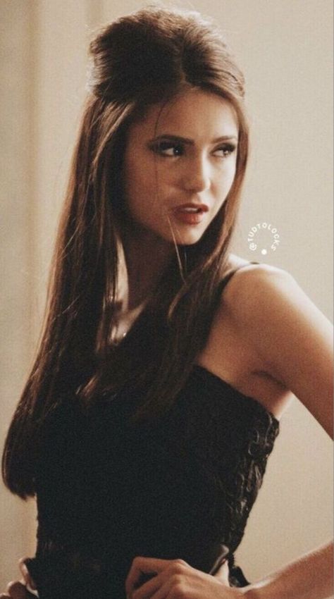 𝕹𝖎𝖓𝖆 𝕯𝖔𝖇𝖗𝖔𝖛 Nina Dobrev Hair, Nina Dobrev Vampire Diaries, Diary Movie, Vampire Diaries Outfits, Katerina Petrova, Vampire Diaries Poster, Charmed Tv, Vampire Stories, Katherine Pierce