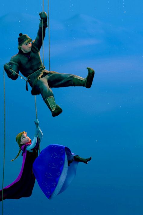 "That happened..." Kristoff tells Anna after she jumps off the cliff and get kinda stuck. This is my favorite line i  the movie! Frozen Anna And Kristoff, Kristoff Frozen, Disney Amor, Anna Kristoff, Frozen And Tangled, Frozen Wallpaper, Frozen Movie, Images Disney, Important Life Lessons