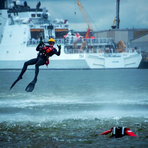 Search And Rescue Aesthetic, Coast Guard Rescue Swimmer, Rescue Swimmer, Semper Paratus, Coast Guard Rescue, Oil Rig Jobs, Water Survival, Rescue Diver, Water Rescue