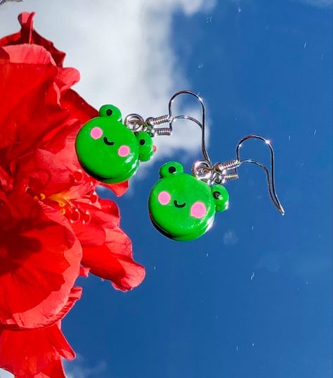 Froggy Earrings, Aretes Aesthetic, Cute Froggy, Froggy Stuff, Green Things, Clay Art Projects, Diy Clay Crafts, Diy Clay, Clay Creations