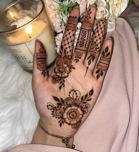 Simple Henna Designs Hand, Mehndi Designs Simple, Front Mehndi Design, Mehndi Outfit, Palm Mehndi Design, Henna Designs Wrist, Designs Mehndi, Tato Henna, Design Mehndi