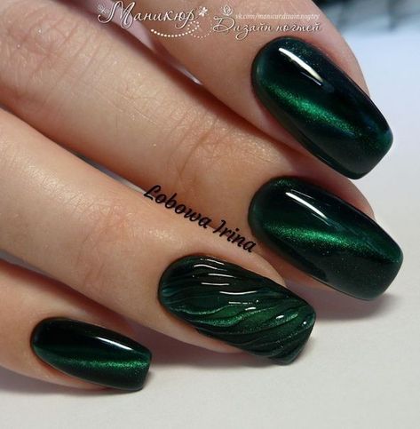 Emerald Green Christmas Nails, Emerald Green Christmas, Green Christmas Nails, Emerald Nails, Home Manicure, Green Acrylic Nails, Nails Home, Dark Green Nails, Green Nail Art