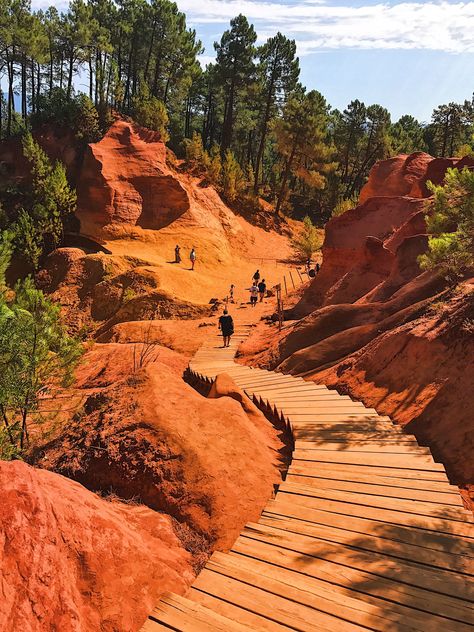 The epic descent into the Ochre Trail in Roussillon.  I took this photo while hiking the Ochre Trail in Roussillon, Provence, France. Planning a trip to Provence? Click on on post for my blog and travel vlog! France Nature, Camargue France, Hikes In France, Orange France, Roussillon France, Runyon Canyon Hike, Orange France Provence, Aix En Provence France, Provence France