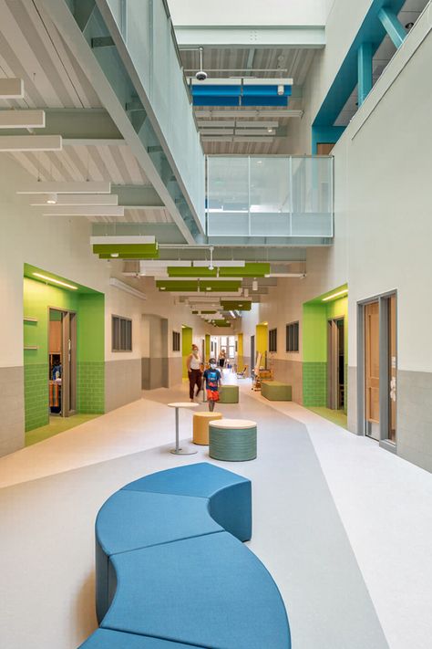 Hildreth Elementary School - Arrowstreet School Administration Office, Innovative School Design, Classroom Architecture, Elementary School Architecture, School Floor, Kindergarten Interior, Kindergarten Classroom Decor, Corridor Design, Lobby Interior Design