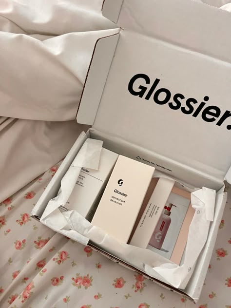 Glossier Girl Aesthetic, Glossier Makeup Aesthetic, Glossier Aesthetic, Glossier Packaging, Glossier Girl, Glossy Makeup, Girl Inspiration, Social Media Influencer, Pretty Photos