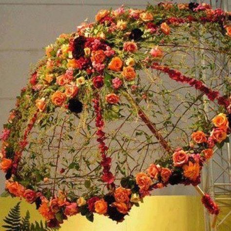 Beautiful, blooming umbrella. فن النسيج, Floral Umbrellas, Umbrella Decorations, Umbrellas Parasols, Deco Floral, Ikebana, Garden Art, Floral Art, Paper Flowers