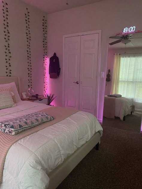 Room Decor Ideas Latina, Aesthetic Bedroom Ideas Baddie, Baddie Pink Room Ideas, Cute Pink Room Bed, Room Ideas Simple, Pink Bedroom Baddie, Basic Room Ideas, Simple Room Ideas, Pink Y2k Room Baddie