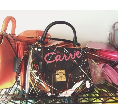 I want the Carrie diaries purse ! 80’s Aesthetic, Off With Their Heads, Carrie Diaries, Dads Room, The Carrie Diaries, Model Aesthetic, Carrie Bradshaw, Classy And Fabulous, Retro Chic