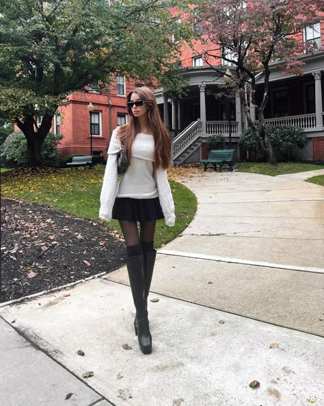 fall inspo fall outfits September Outfits, Mode Ulzzang, Black Pleated Mini Skirt, Rok Mini, Sixth Form, Skirt Outfits Fall, Outfits For School, Estilo Indie, Skandinavian Fashion