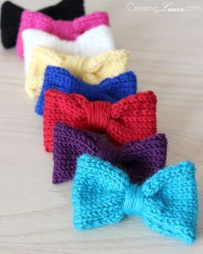 Super simple and cute knitted hair bow! Perfect for both beginners and more advanced skills levels. Knitted Bow, Crochet Bows, Knitted Flowers, Bow Pattern, Yarn Projects, Diy Bow, Free Knitting Pattern, Knitting Accessories, Easy Knitting