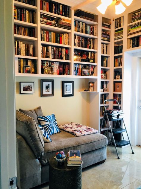 How To Make A Dark Room Brighter, Libreros Aesthetic, Small Home Library, Cozy Home Library, Home Library Rooms, 2023 Aesthetic, Home Library Design, Study Room Decor, Home Libraries