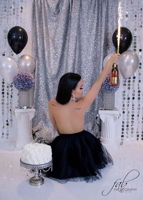 30th Birthday Outfit, 30th Birthday Ideas For Women, 40th Bday Ideas, 21st Birthday Photoshoot, Cute Birthday Pictures, Birthday Ideas For Her, 29th Birthday, Creative Photoshoot Ideas, 35th Birthday