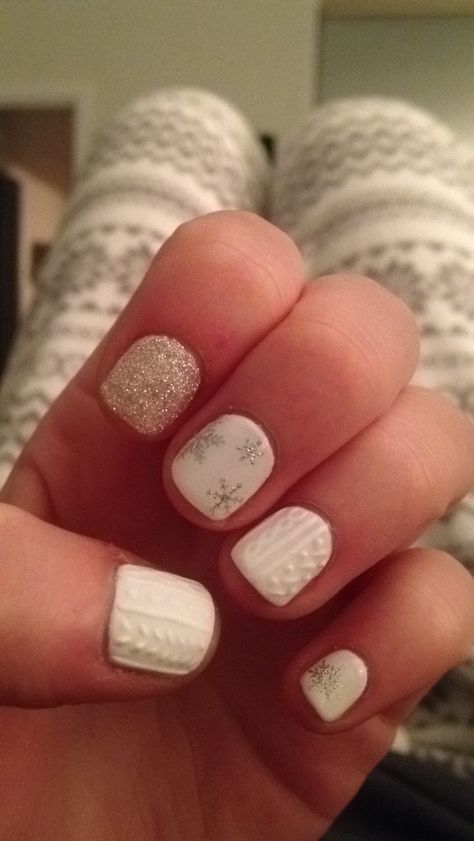 Snow Flake Nails Short, Gel Nails Ideas Short Winter, Christmas Nails Toes, Snowflake Gel Nails, Short Winter Nails 2023, Short Sweater Nails, Sweater Nails Designs, Nail Snow, Cable Knit Sweater Nails