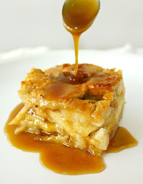 Drunken Apple Bread Pudding - a great way to use up all that extra bread and apples #cozy #fallessentials Rum Bread Pudding, Apple Bread Pudding, Rum Sauce, Bread Pudding With Apples, Pudding Dessert, Pane Dolce, Bread Pudding Recipe, Apple Bread, Think Food