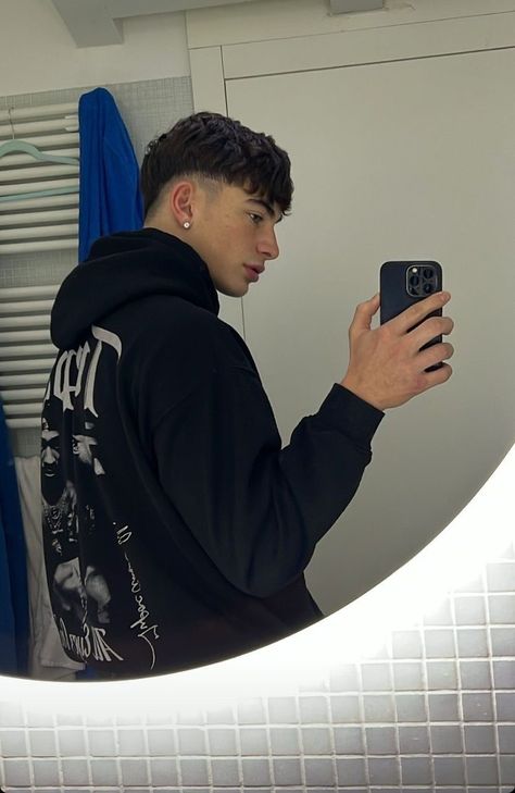 Spiegel Selfie, Mohawk Hairstyles Men, Mens Haircuts Short Hair, Mirror Man, Mens Photoshoot Poses, Instagram Men, Mirror Selfie Poses, Man Photography, Corte De Cabelo Masculino