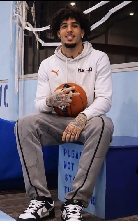 Melo Ball, Ball Brothers, Ball Photoshoot, Liangelo Ball, Basketball Boys, Ball Family, Basketball Players Nba, Lamelo Ball, Black Couples Goals