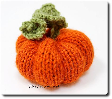 Knitted Pumpkin Leaf, Knit Fruit, Knitted Decorations, Knitted Halloween, Yarn Pumpkins, Knitted Pumpkins, Halloween Knitting Patterns, Knit Pumpkins, Autumn Knitting