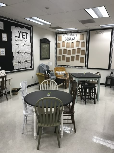 Tables In Classroom Setup, In School Suspension Classroom Ideas High School, Alternative Seating Classroom Highschool, Highschool Class Decoration, Middle School Sped Classroom, Highschool English Classrooms, Highschool Class Aesthetic, Classic Classroom Decor, Minimalist Classroom Decor High School