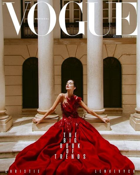 Vogue Portugal (@vogueportugal) • Fotos y videos de Instagram Vogue Portugal, Portugal Fashion, Vogue Editorial, Vogue Magazine Covers, Fashion Drawing Tutorial, High Fashion Editorial, Fashion Magazine Cover, Vogue Spain, Fashion Cover