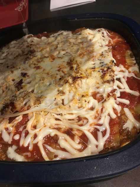 Use the Tupperware MicroPro Grill to quickly make lasagna in the microwave.  Tupperware recipes save time in the kitchen. Microwave Pressure Cooker, Tupperware Recipes, Microwave Grill, Microwave Cooking, Microwave Recipes, Cooking Gadgets, Pressure Cooker Recipes, Cooking Meat, Grill Pan