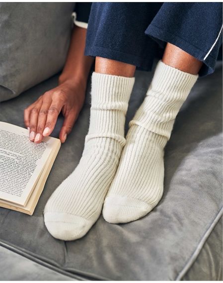 Cashmere Aesthetic, Loungewear Capsule, Socks Photography, Cosy Socks, Gladioli, Cashmere Socks, Bed Socks, Loungewear Outfits, Christmas Bedding