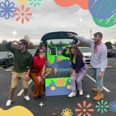 Mystery Machine Trunk Or Treat, Trunk Or Treat Mystery Machine, Scooby Doo Parade Float Ideas, Scooby Doo Halloween Outdoor Decorations, Trunk Or Treat Ideas For Cars Scooby Doo, Scooby Doo Parade Float, Scooby Doo Trunk Or Treat, Family Halloween Costumes, Trunk Or Treat