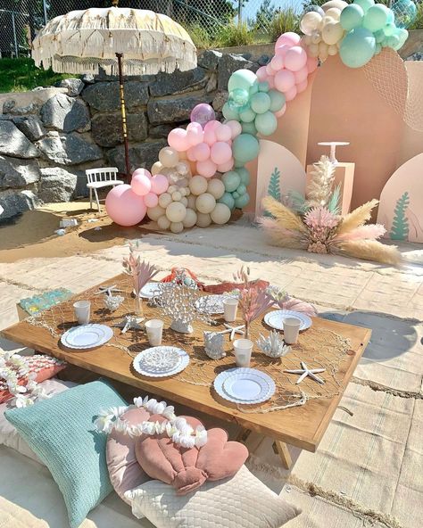 Mermaid Birthday Party Decorations Diy, Pearl Baby Shower, Hello Kitty Theme Party, Girly Party Ideas, Mermaid Pool Parties, Sea Party Ideas, Ocean Birthday Party, Mermaid Birthday Party Decorations, Teepee Party