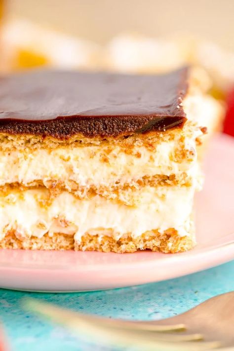 Chocolate Eclair Cake is a no-bake, icebox cake that's made with layers of graham crackers, vanilla cream, and homemade chocolate ganache! Prep this chilled dessert in just 20 minutes! Eclair Cake No Bake, No Bake Eclair, Eclair Dessert, Chocolate Eclair Dessert, Eclairs Dessert, No Bake Eclair Cake, Eclair Cake Recipes, Celebrating Sweets, Cake No Bake