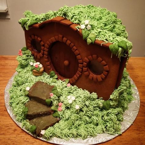 Gingerbread Hobbit House: 8 Steps (with Pictures) Hobbit Gingerbread House Ideas, Gingerbread Hobbit House, Hobbit Gingerbread House, Hobbit Thanksgiving, Gingerbread House Inspo, Making A Gingerbread House, Gingerbread House Ideas, Baking Therapy, Cool Gingerbread Houses