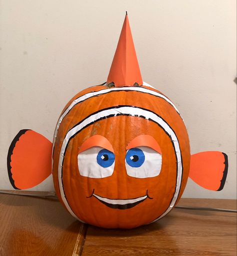 Donald Duck Pumpkin, Pumpkins Designs, Duck Pumpkin, Cute Pumpkin Painting Ideas, Cute Pumpkin Painting, Pumkin Ideas, Nemo And Dory, Halloween Lawn Decorations, Pumpkin Paintings