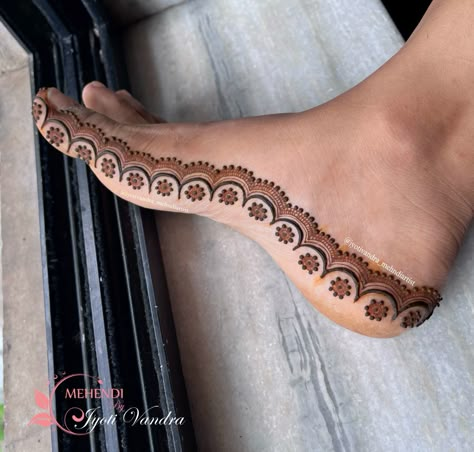 #fancy #legday #mehndi #mehndiart #heenaart #heenadesigns #design #jyotivandra_mehndiartist #inspiration #instagram #wedding #art #artist #india Henna Design For Feet Simple, Back Feet Mehndi Designs, Mehandi Leg Designs Simple, Foot Mhendi Dessin, Foot Mehndi Design Simple, Mehndi Design For Legs Simple, Simple Leg Design, Mehandi Designs Legs Simple, Simple Mehndi Design For Leg