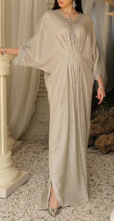 Fancy Kaftan Pakistani, Malay Dress Fashion, New Kaftan Designs Pakistani, Casual Kaftan Dress, Fancy Kaftan Dress, Elegant Kaftan Dresses, Kaftan Party Wear, Kaftan Dress Ideas, Wedding Kaftan Dress