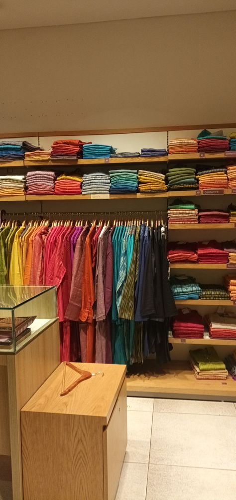 Small Boutique Decor Clothing Stores, Pakistani Boutique Interior, Indian Boutique Interior, Small Boutique Interior Design Indian, Indian Clothing Boutique Interior, Small Boutique Decor, Mini Boutique Store Ideas, Boutique Interior Design Indian, Botique Interiors Ideas