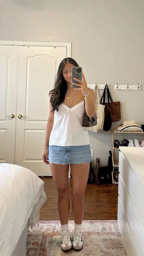 Summer Outfits Samba, Outfit Inspo With Sambas, Sambas And Shorts, Samba Summer Outfits Women, Outfit Ideas Samba, Summer Outfits With Sambas, Outfits With White Sambas, Samba Summer Outfit, Boston Summer Outfit